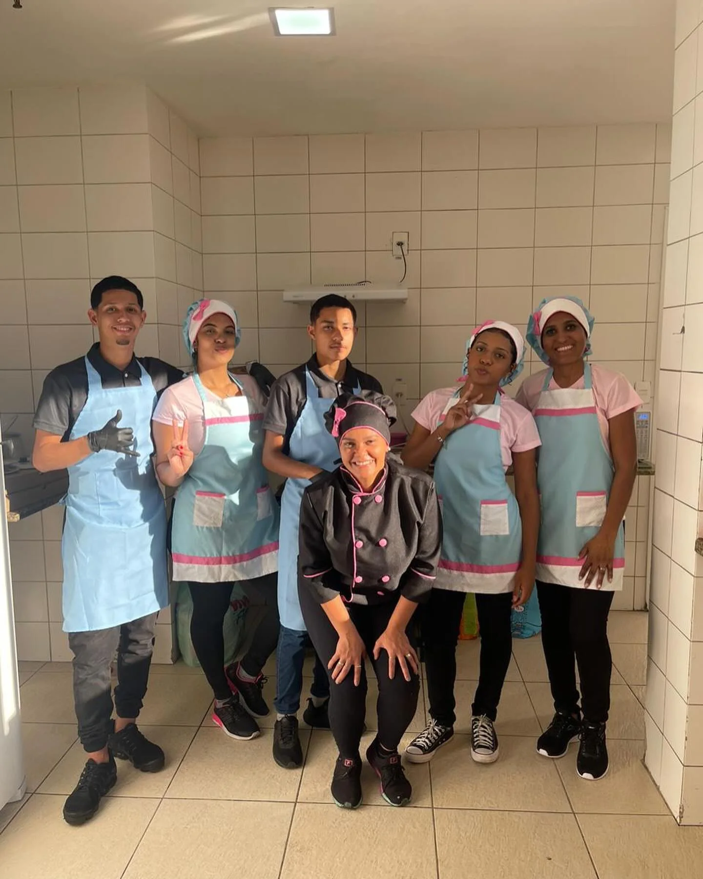 Equipe de buffet reunida antes de um atendimento.
