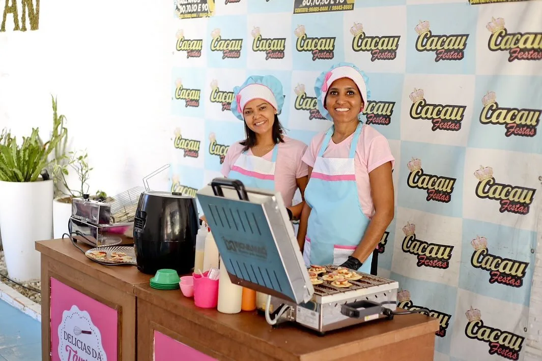 Estação de crepe montada com equipe pronta para atendimento.